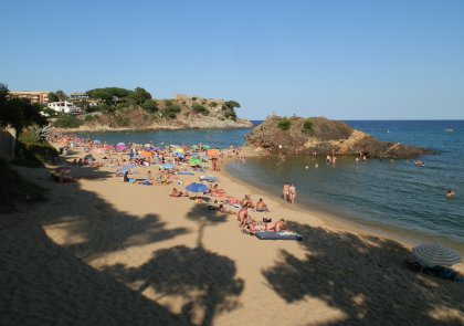 Beach at La Fosca under the castle