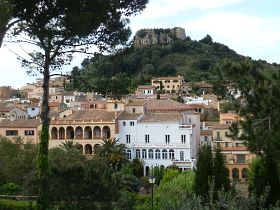 Begur centre with Indiana houses and castle