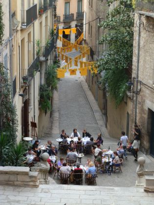 Girona eating at the steps on the Capuchins hill