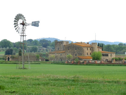 La Bisbal Masia farmhouse on road to Calonge