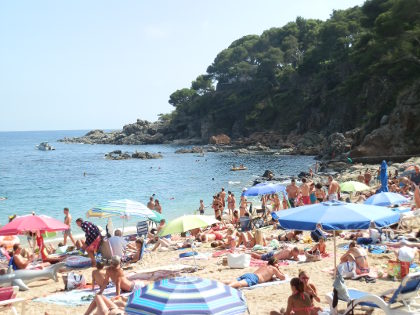 Llafranc beach rocky side