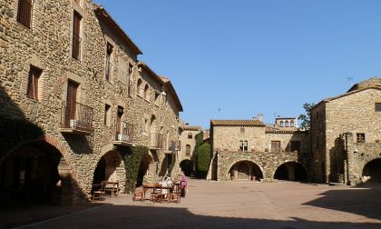 Monells square and arcades