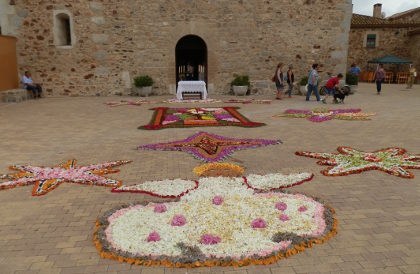 Mont-ras catifes de flors outside church