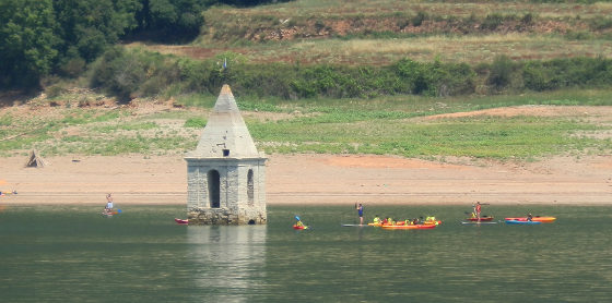 Panta de Sau canoeing by church