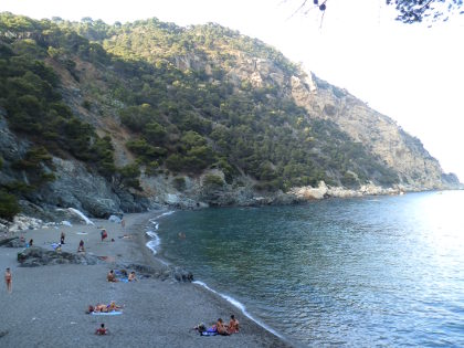 Platja Fonda Begur under the cliffs